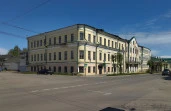 Здание 3-х этажное, общ.пл. 2845,9 кв.м, земельный участок, общ.пл. 2074 кв.м: Ярославская область, г. Ростов, ул. Покровская (бывш. Ленинская), д. 40